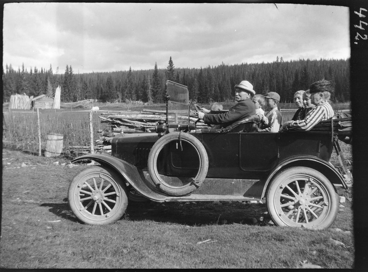 Karl Andreas Diesen, Personbil, famlie på biltur, O.J.Hoel, Romedal ved rattet. Vang Allmenning. Ford T 1920-22.