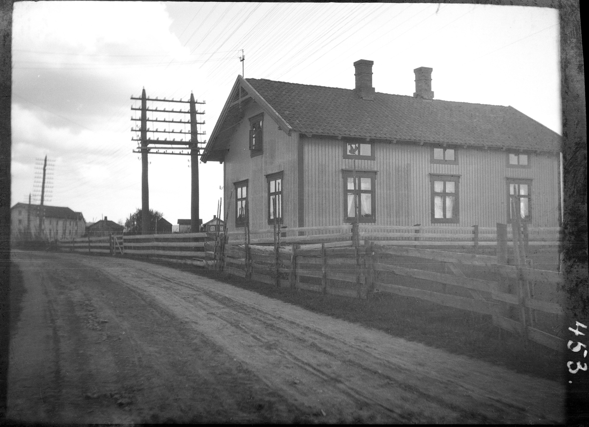 Karl Andreas Diesen, Romedal telefonsentral, eksteriør, telefonledninger,
