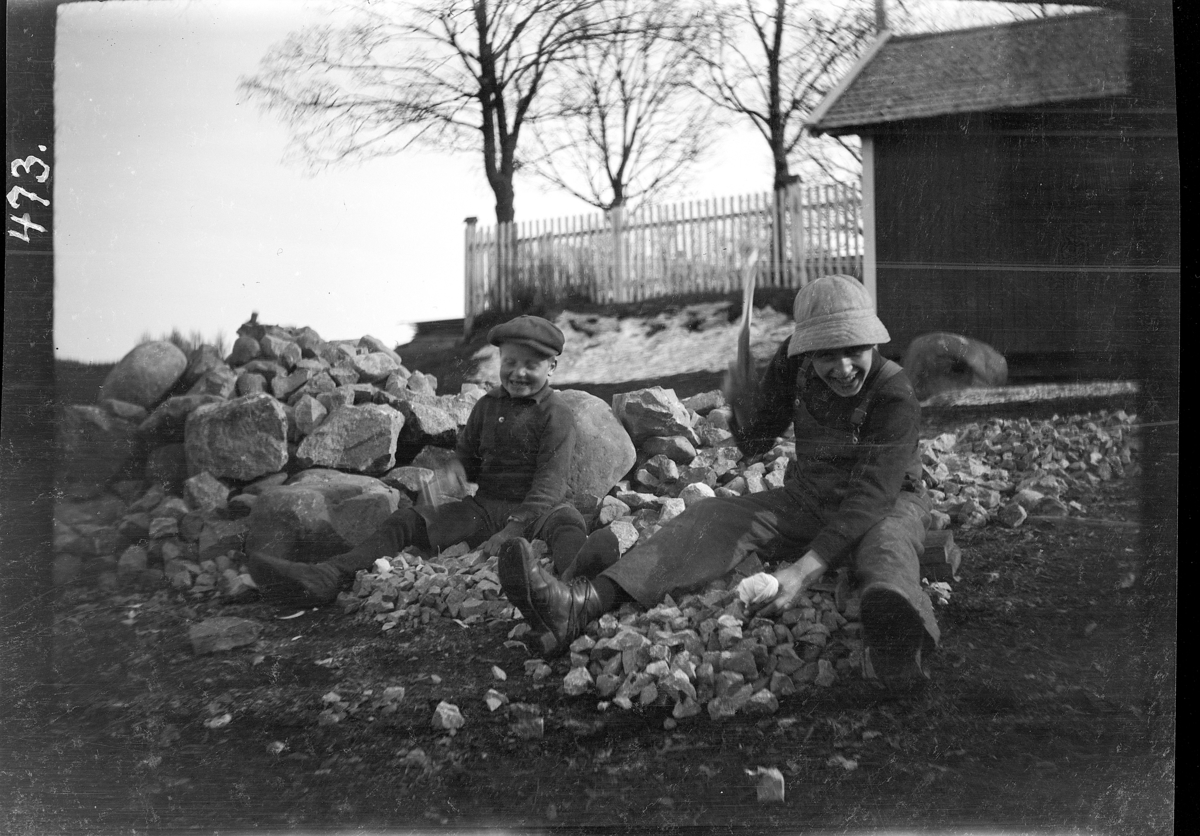Karl Andreas Diesen, Stenpukkere, to ukjente gutter knuset stein.