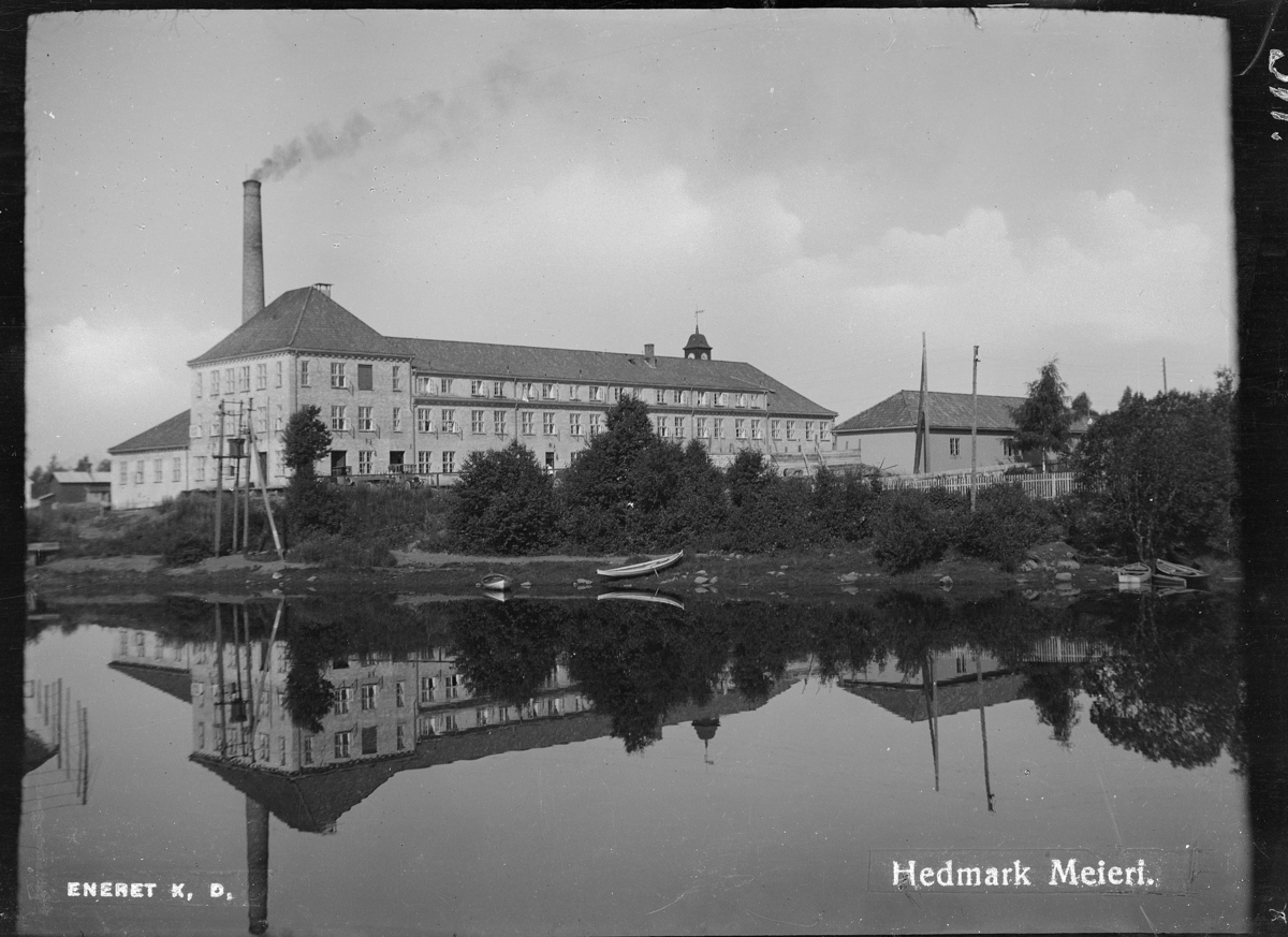 Karl Andreas Diesen, Hedmark Meieri, Vangsvegen 185, Hamar, vannspeiling, robåter, Åkersvika, Mjøsa. Industripipe, røyk.