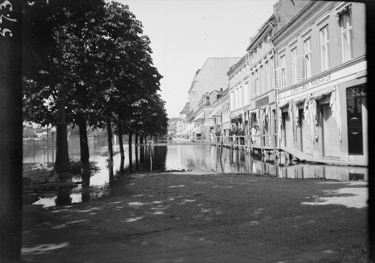 Karl Andreas Diesen, Strandgata, S. Christiansen manufaktur, storflommen 1927.