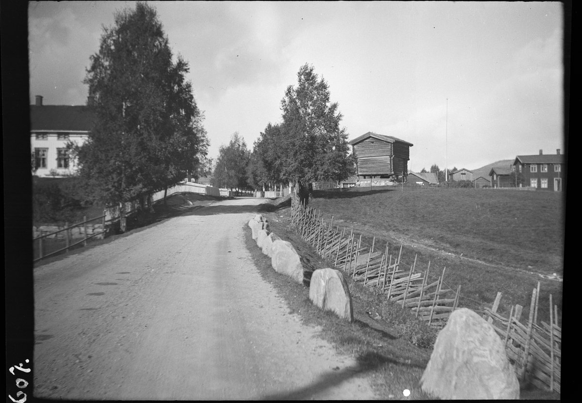 Karl Andreas Diesen, Øvre Rendal, veg, bebyggelse, stabbesteiner, gjerde,