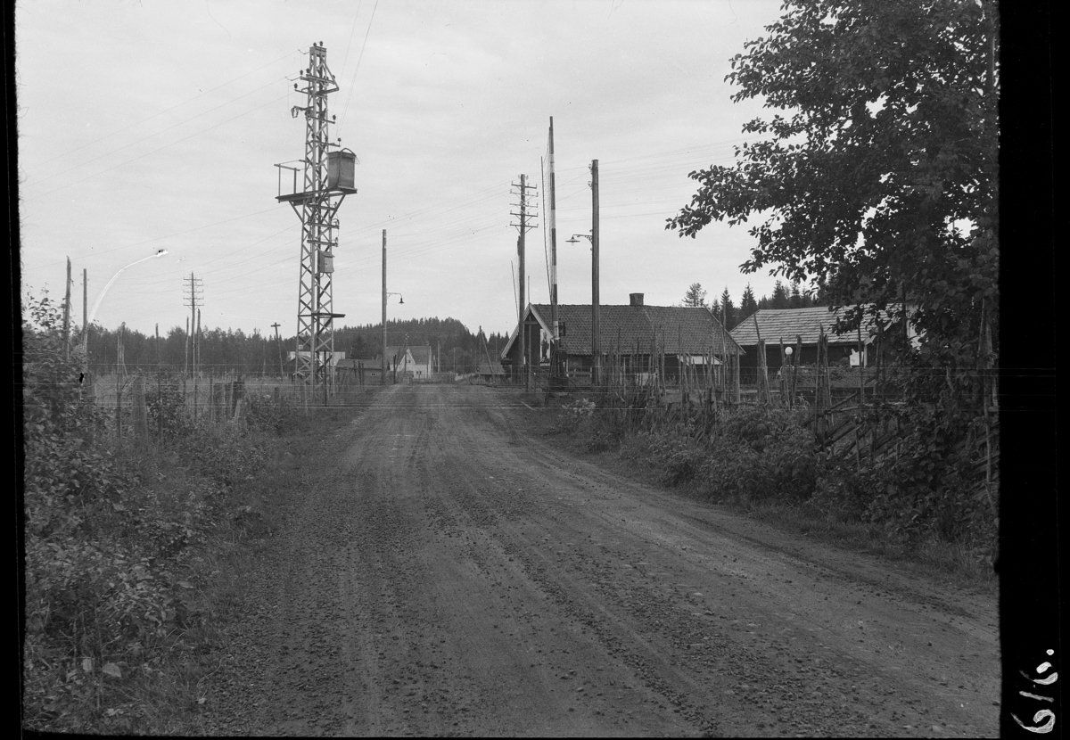 Karl Andreas Diesen, Øksna stasjon, jernbaneovergang, bom, transformatorstasjon, telefonstolper, ledninger,