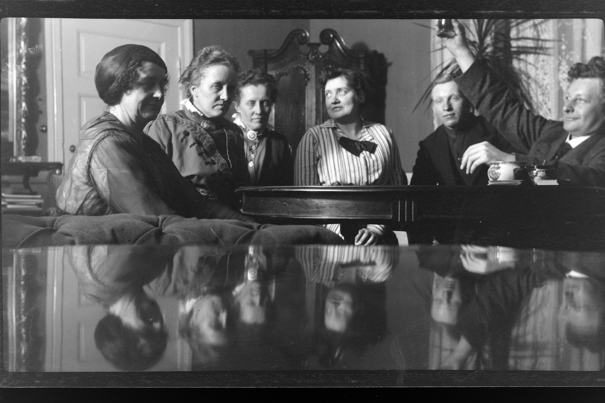 Leif Burull, Dørum gard, familiegruppe 6,ukjente, interiør, stue
