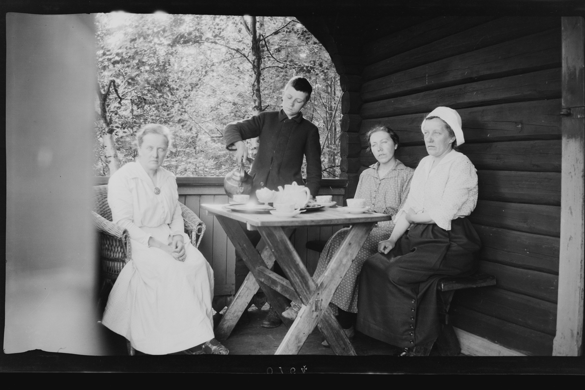 Leif Burull, Gruppe 4, drikker kaffe på hytteveranda, ukjent sted, kaffekjele, kaffeservice, kaker.