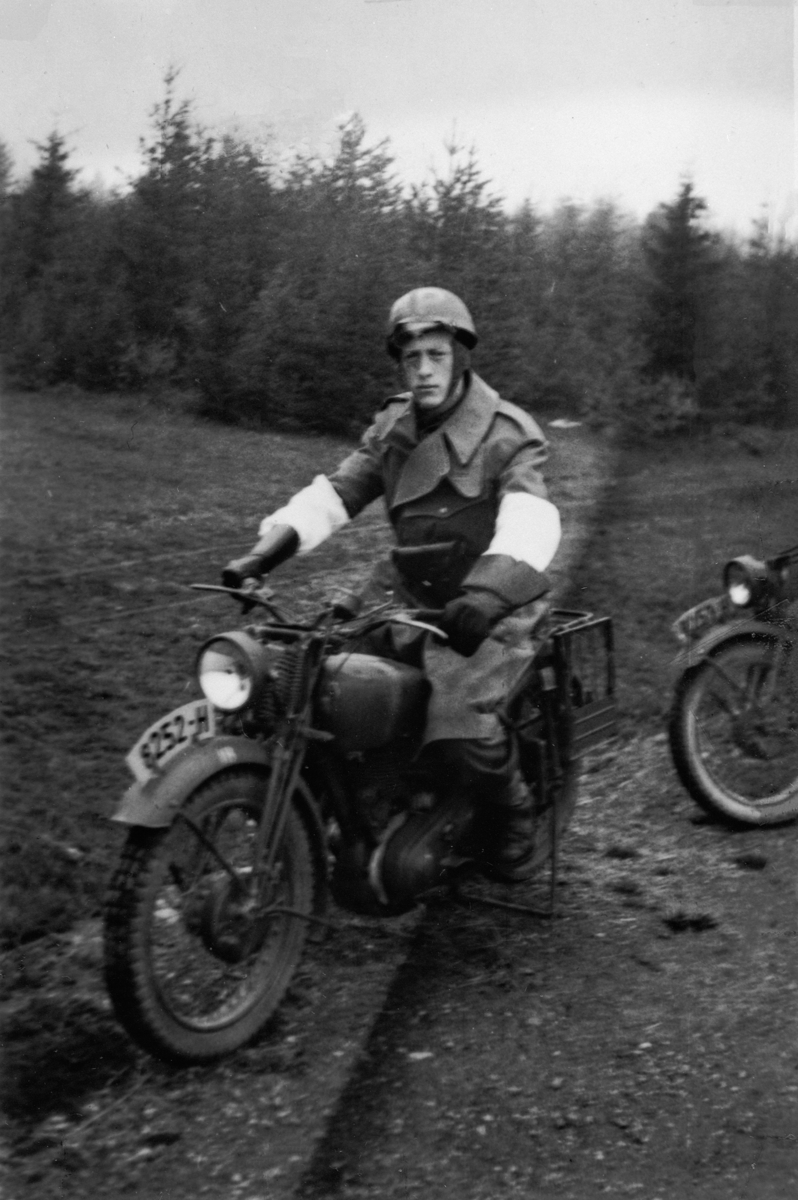 Anno Domkirkeodden, ODVAR NORDLI SOM MILITÆRPOLITI I TYSKLANDSBRIGADEN, MOTORSYKKEL.