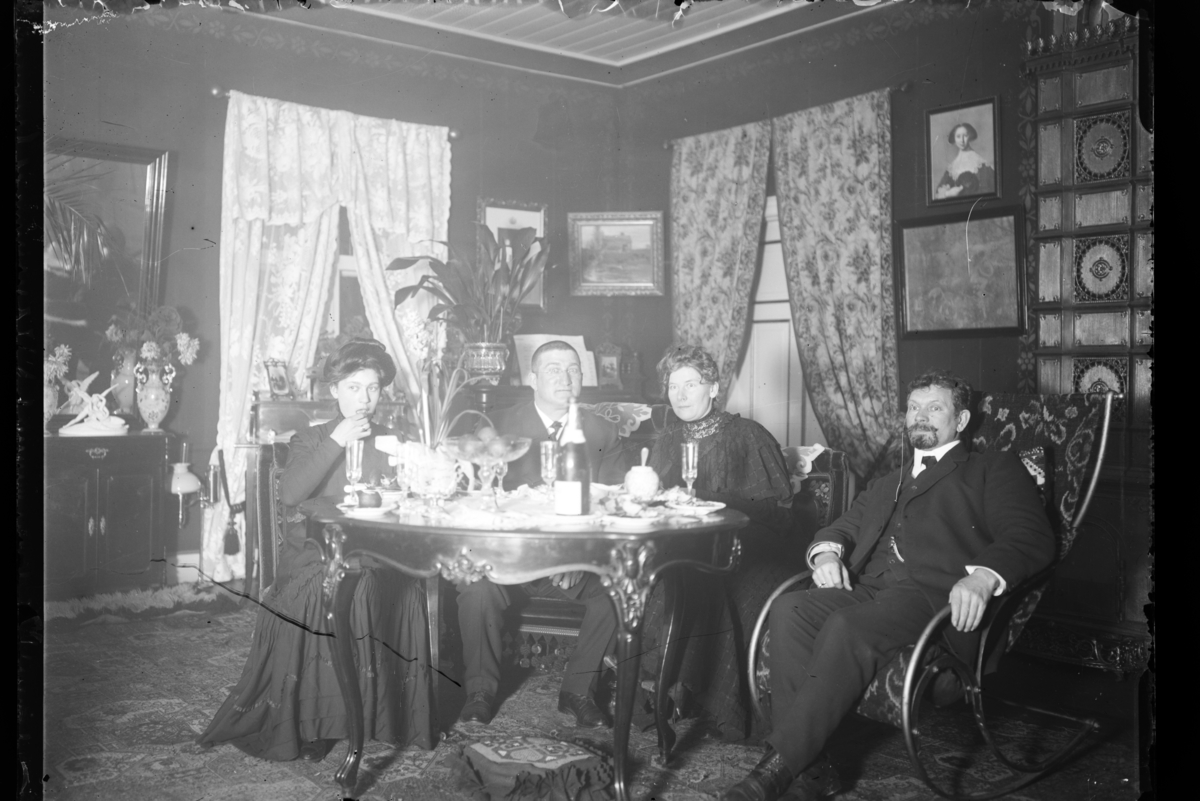 Otto W. F. Mejlænder, Dunk, Trysil. Interiør, stue. F.v. ukjent, Otto Mejlænder, ukjent, ukjent.