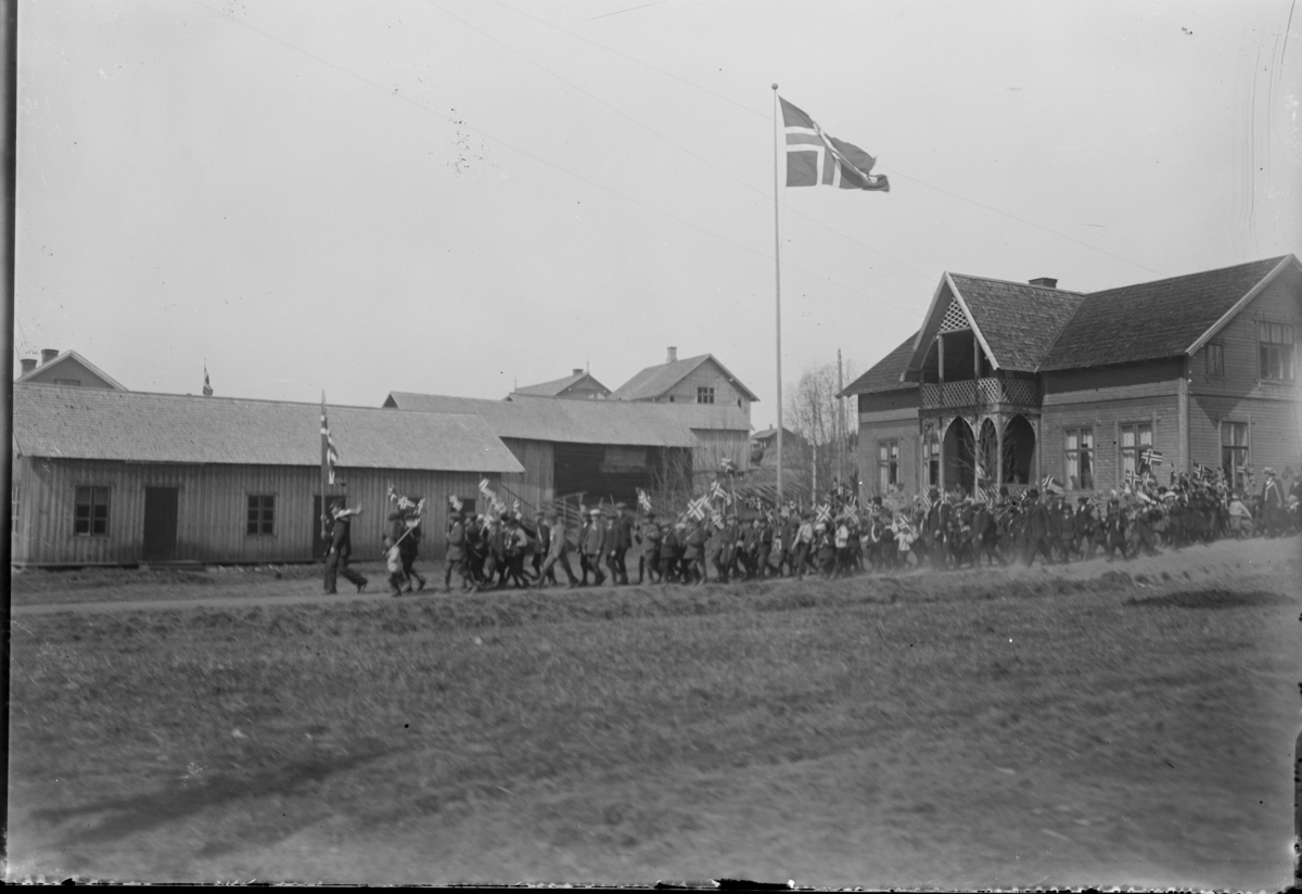 Otto W. F. Mejlænder, Barnetog, 17.mai. Nederst i Antonsbakken.