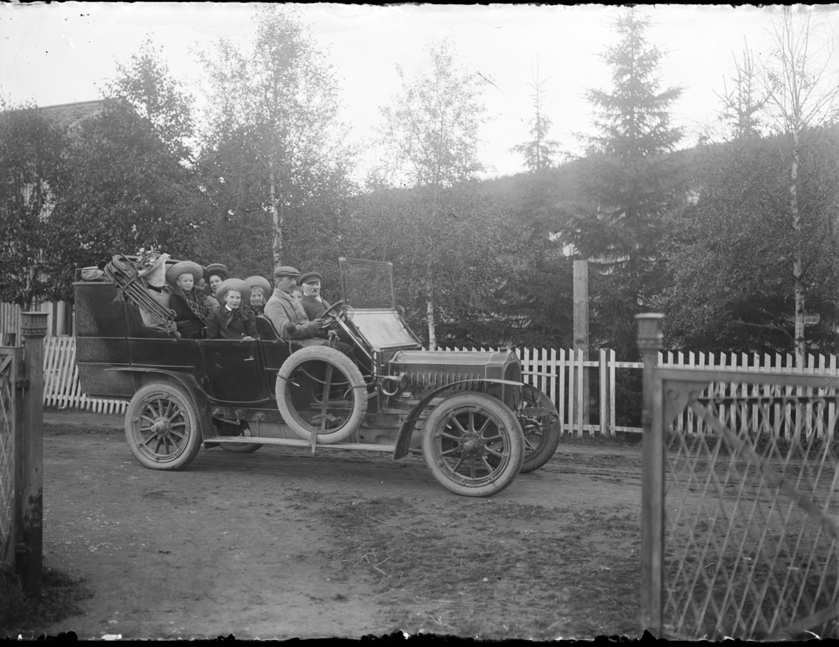 Otto W. F. Mejlænder, Personbil, Trysil, Ole Rønning ved rattet, ca. 1908. Se Trysilboka 5. s. 380.