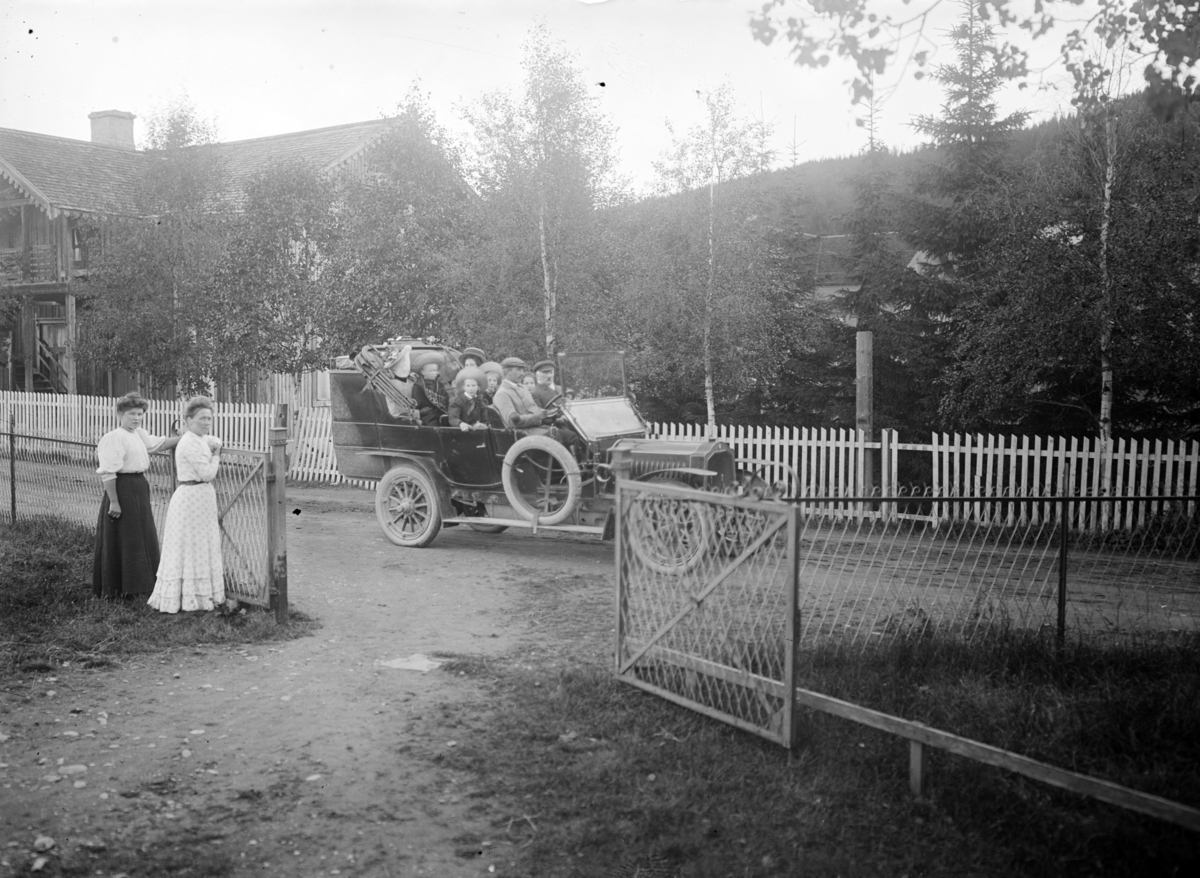 Otto W. F. Mejlænder, Personbil, Trysil, Ole Rønning ved rattet, ca. 1908. Se Trysilboka 5. s. 380.