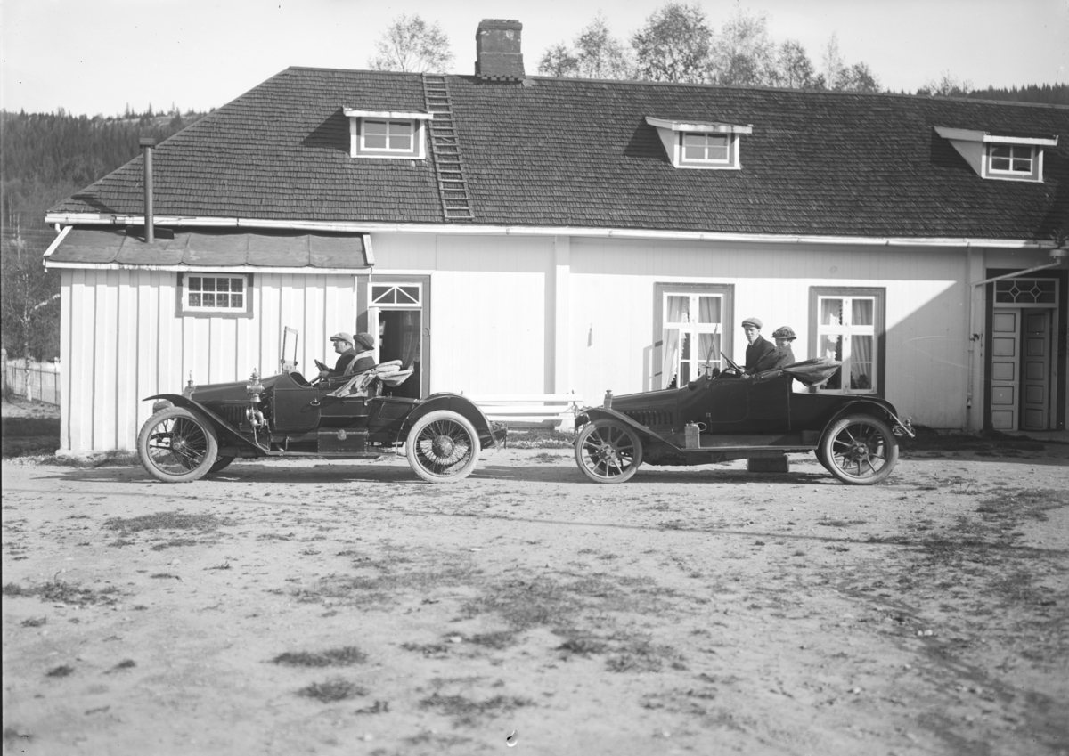 Otto W. F. Mejlænder, Legebolig Dunker, Nordre Bæk, Trysil, personbiler, Otto Mejlænder bak rattet i bilen t.v.