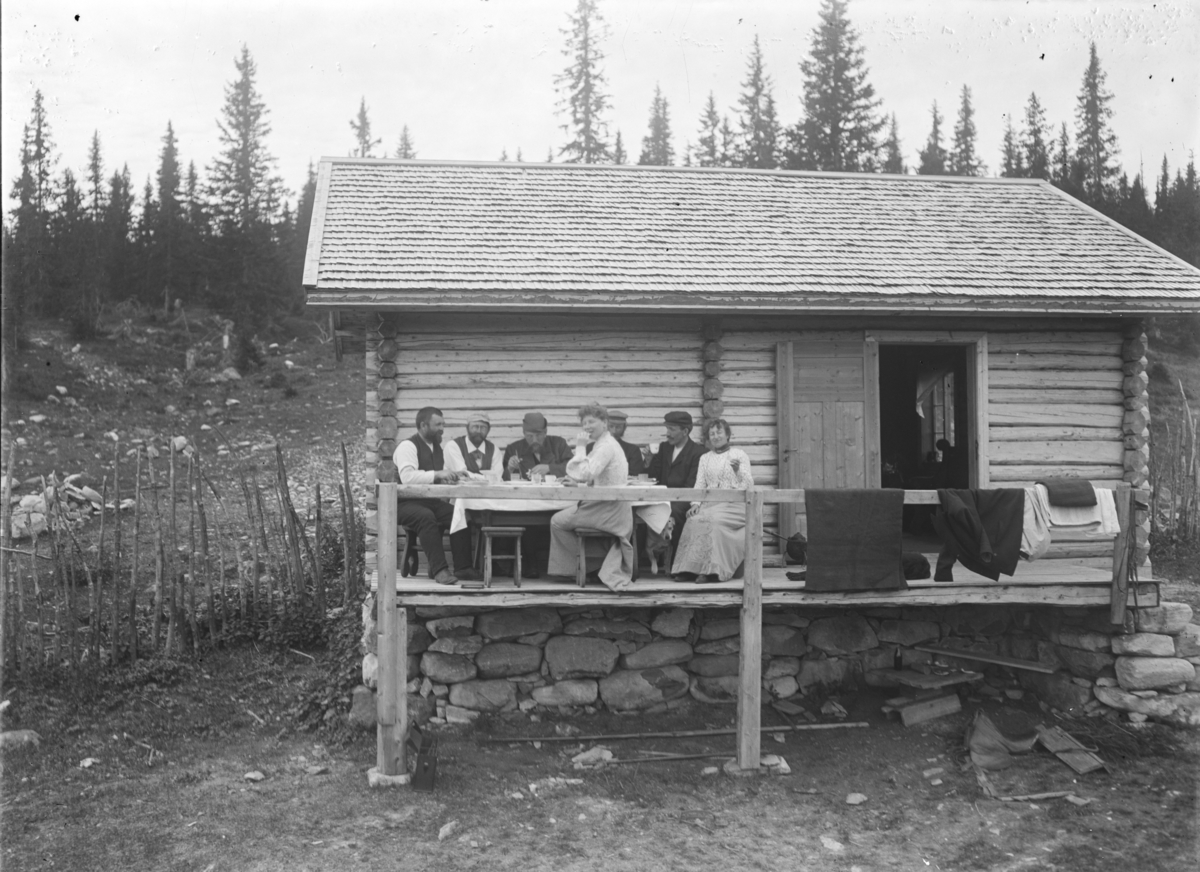 Otto W. F. Mejlænder, Lortsetra, Moren, Nystuggu. Foran bordet fru Mejlænder.