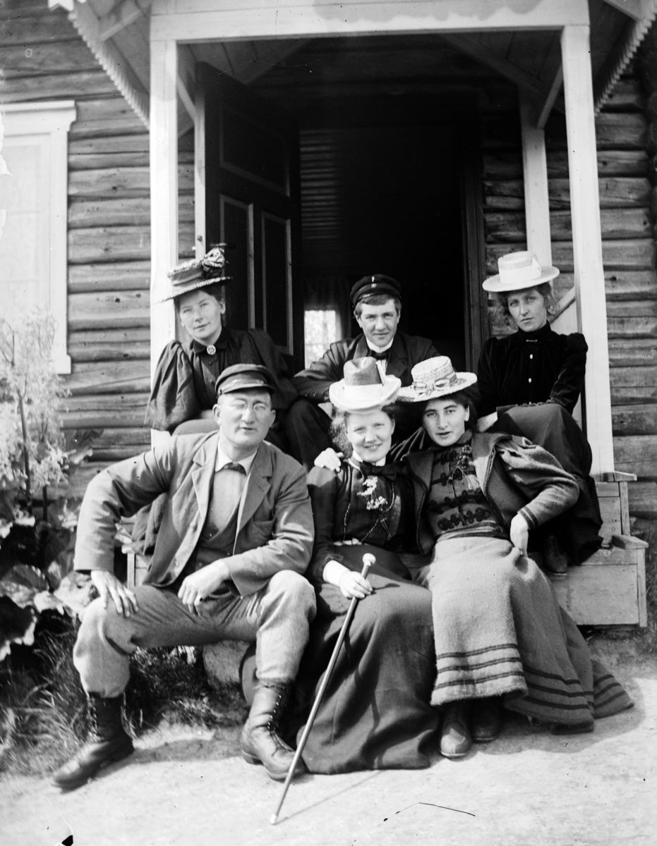 Otto W. F. Mejlænder, Håvi (?) Foran f.v. Otto Mejlænder, ukjent, ukjent. Bak f.v. fru Mejlænder, ukjent, (antagelig??? ) Johanna Haavi f. 1872, utv. 1915
