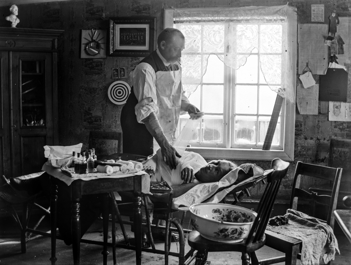 Otto W. F. Mejlænder, Legekontor, Trysil. Lege Morten Dedekam Harboe, bandasjer, kvinne. Negativkonvolutt mrk. "Operation 1897" Morten Dedekam Harboe var distriktslege i Trysil 1897-1909 .