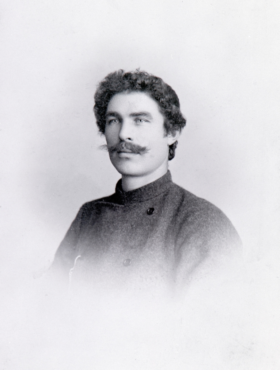 Anno Domkirkeodden, PORTRETT: LÆRER Sveinung VINJE FRA TELEMARK, (Aslak og Rikard Vinje gikk ut fra Seminaret på Hamar i 1910) LÆRER VED MOSTUFALLET SKOLE, MOSTUFALDET SKOLE, ESPA Samme som 0417-03688