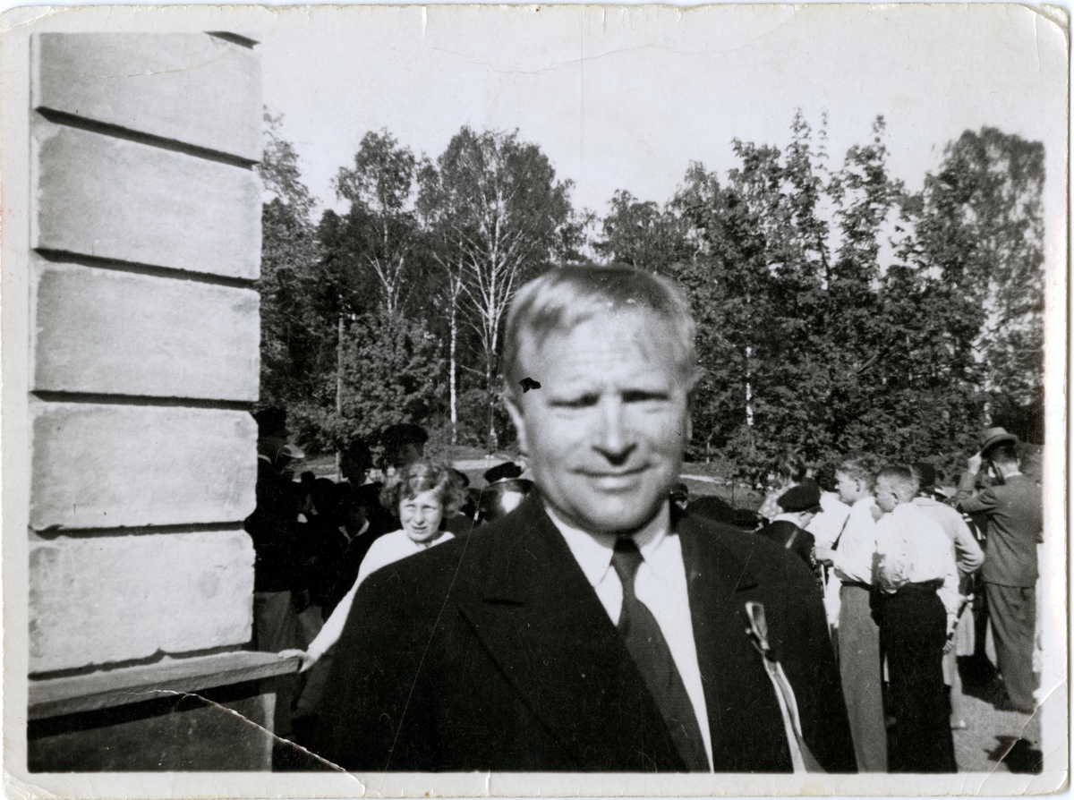 Ukjent, Lærer Vilhelm Hovland deltar på 17.mai feiring på Bygdø skole.