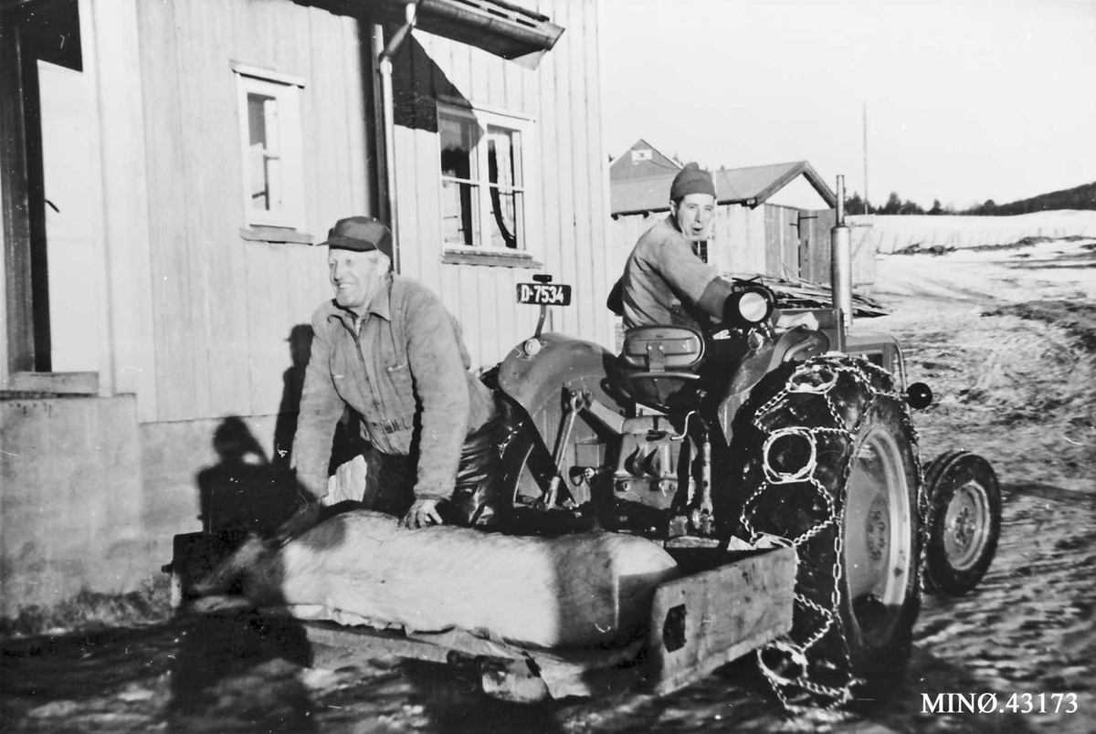 Rachel Haarseth, Traktor, personer, bygninger.