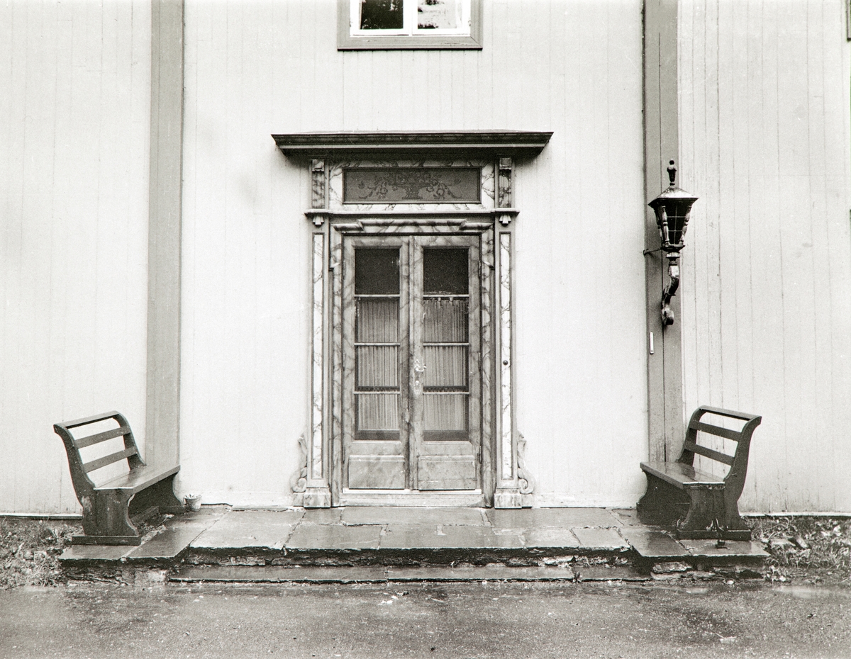 Anno Domkirkeodden, INNGANGSPARTI, HOVEDDØRA MED MALT DEKOR PÅ HOVEDBYGNINGEN, STORHAMAR GÅRD, STRANDVEGEN 98