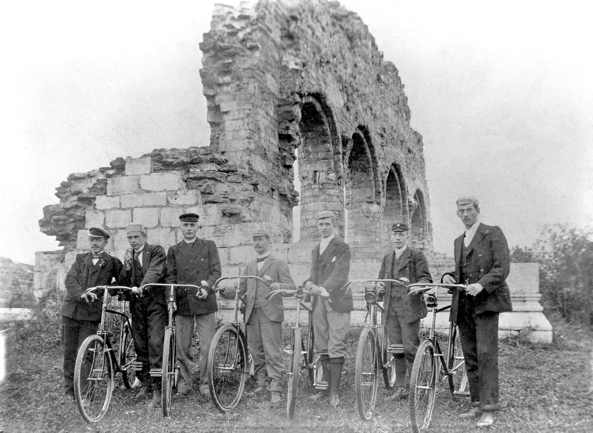 Anno Domkirkeodden, GRUPPE, HAMAR VELOCIPEDKLUBB, 7 MENN, SYKLER, DOMKIRKERUINENFra v. Ole Skramstad, H. O. Pedersen, Prag, O. Bakken, S. Steen, Alb. Jensen, Alb. Thorsteensen, K. Larsen, Stai. Hamar bys historie 1949 side 533