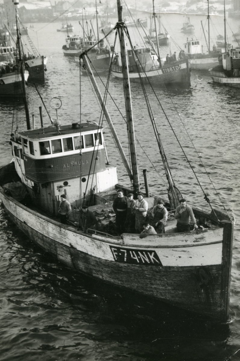 Kanstad Foto, Svolvær. M/k "Altsula" fra Honningsvåg på Lofotfiske. 1950-tallet.