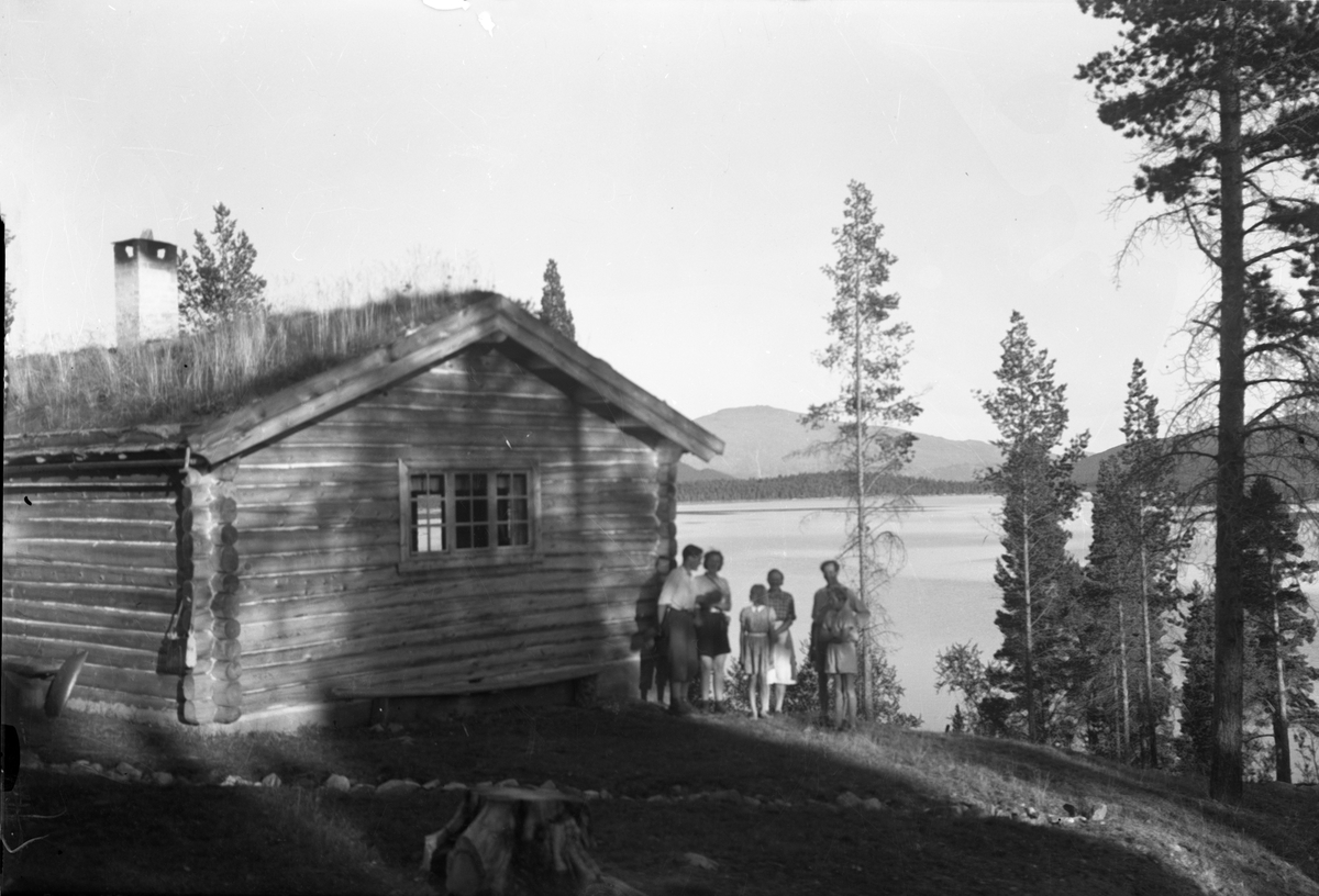Anders O. Sørhuus, Personer ved hytte
