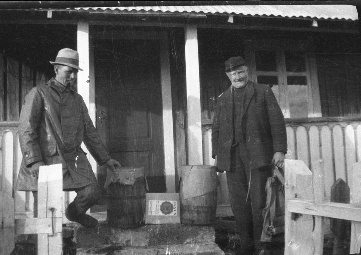 Anders O. Sørhuus, To menn med tønner fisk?
