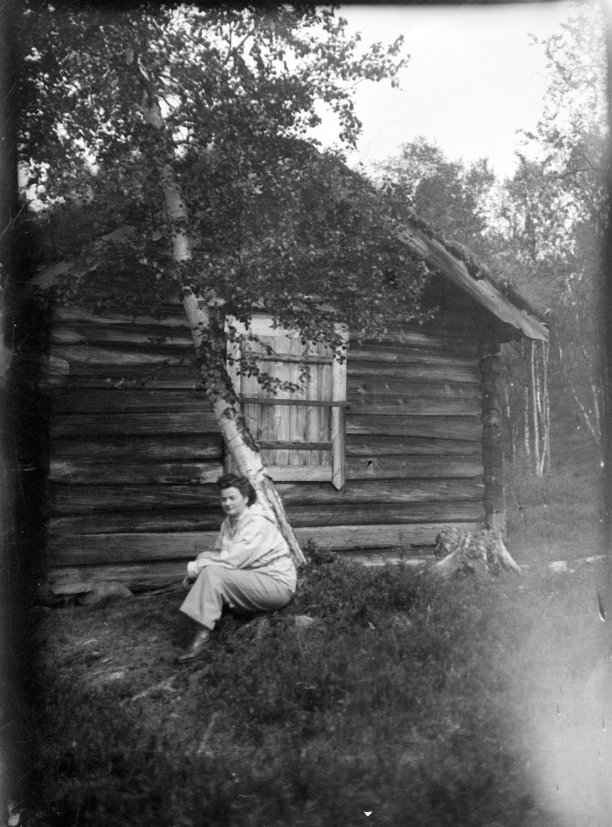 Anders O. Sørhuus, Kvinne foran bu
