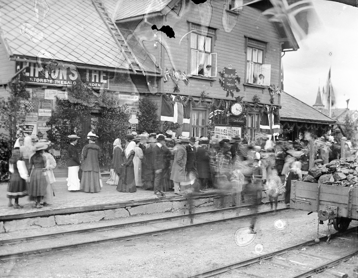 Anders O. Sørhuus, Folk på Alvdal jernbanestasjon, venter på kong Haakon og dronning Maud