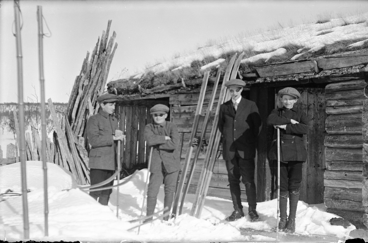 Anders O. Sørhuus, Fire unge karer på skitur foran hytte