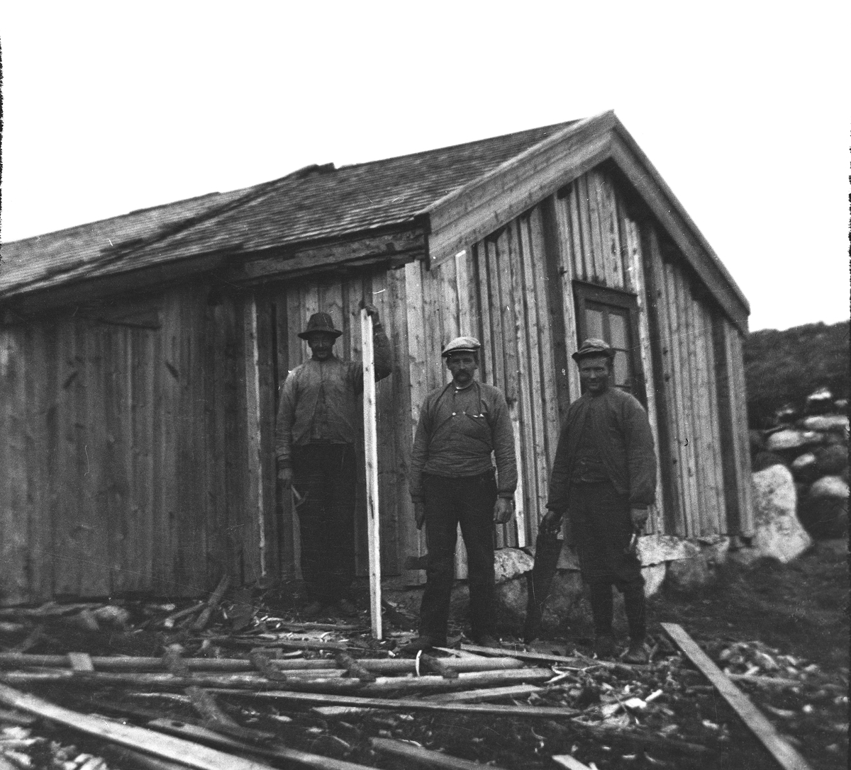 Anders O. Sørhuus, Menn foran hytte