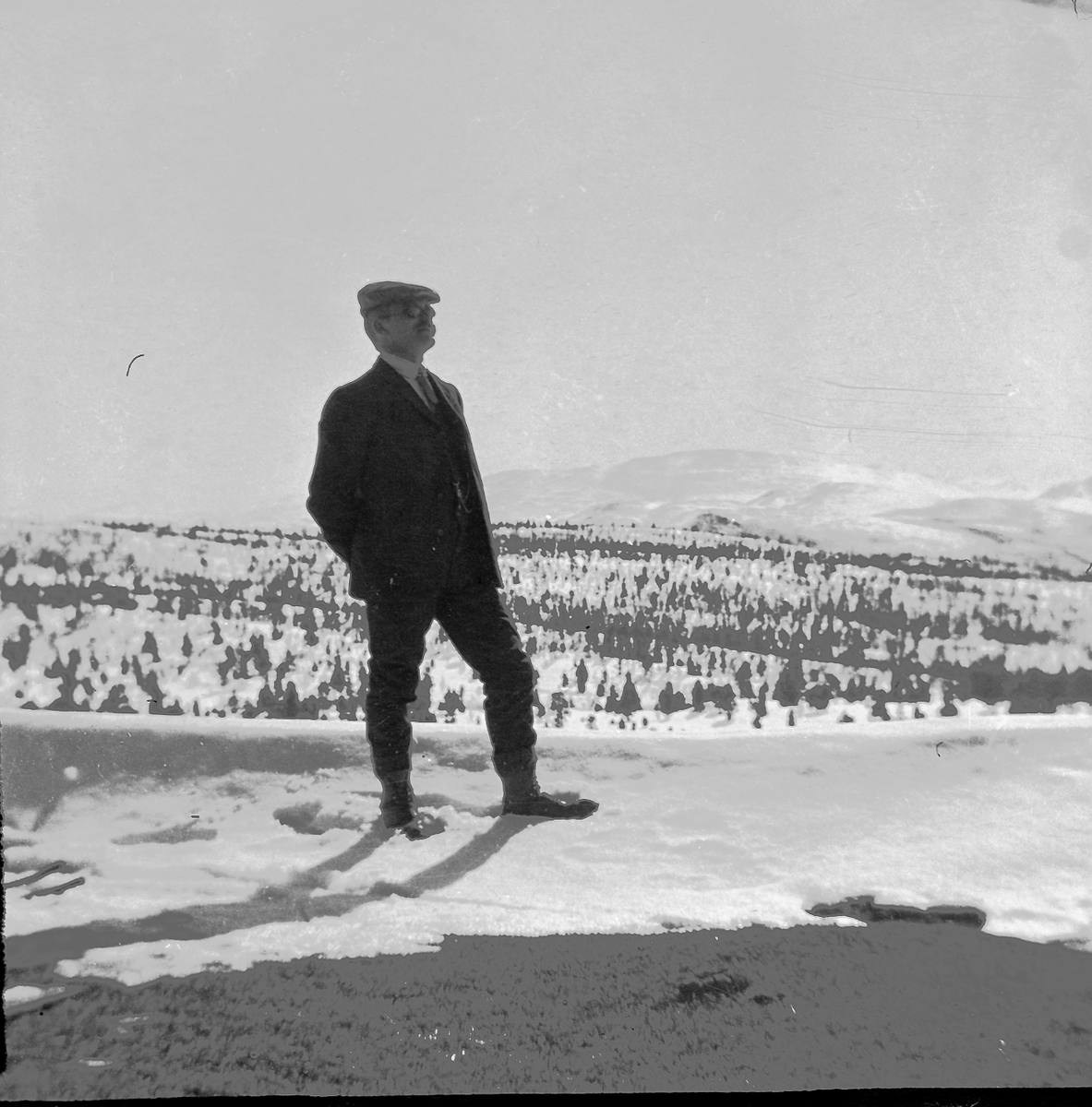 Anders O. Sørhuus, Mann står og speider