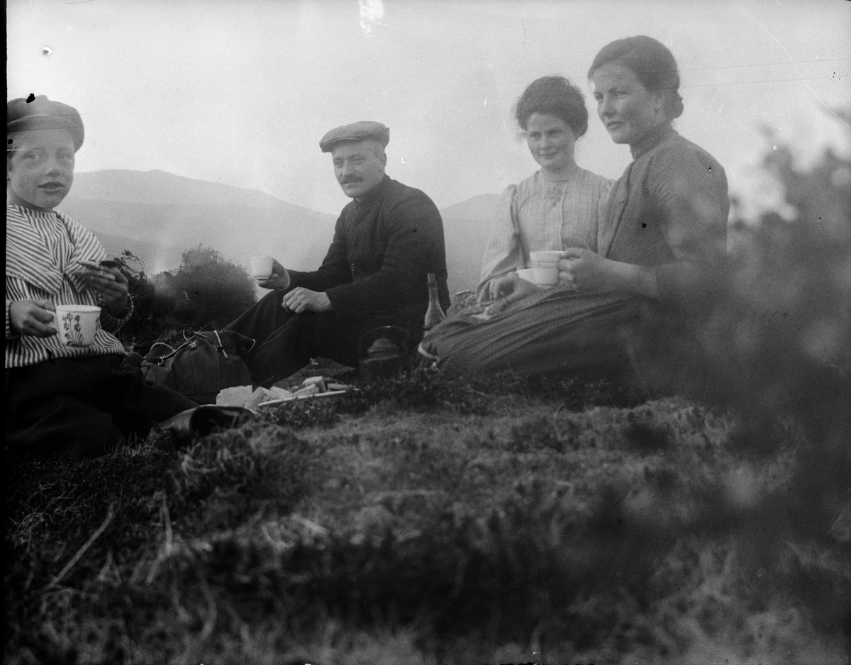 Anders O. Sørhuus, På tur,matpause