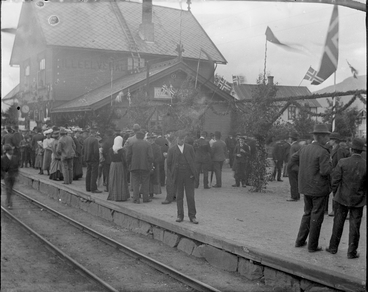 Anders O. Sørhuus, Personer på jernbaneperrong