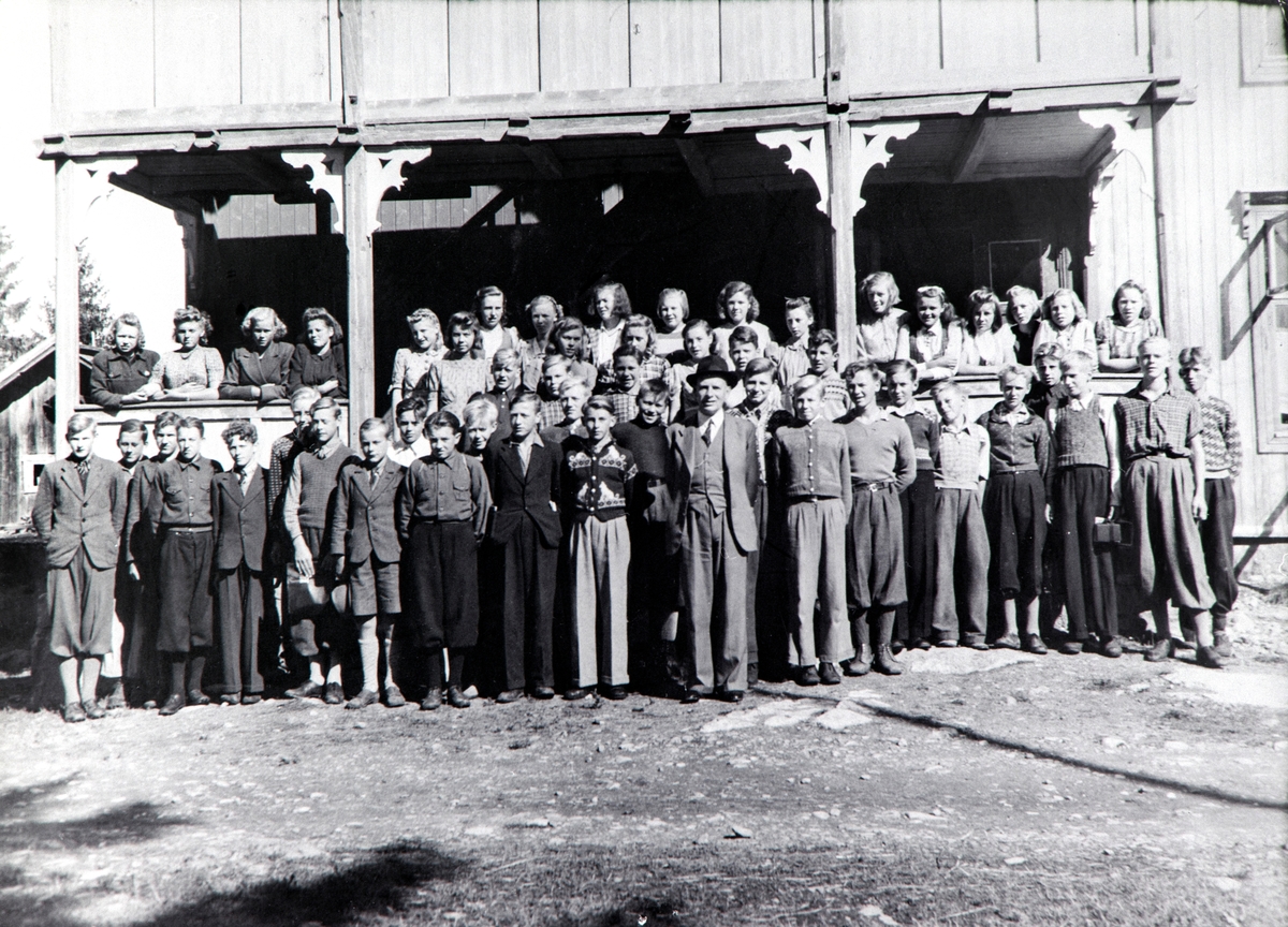 Anno Domkirkeodden, Konfirmantkull 1943. Solhaug forsamlingslokale i Næroset. Ungdom fra Fagernes skole, Brattbakken skole, Åsmarka skole, Mesna skole, Kilde skole Moelv, Kirkekretsen skole, Brennlia skole. Kapellan Kristian Syvertsen, i Ringsaker hadde konfirmantkullet. P.g.a. en prest med nazi-sympatier i Veldre kom…