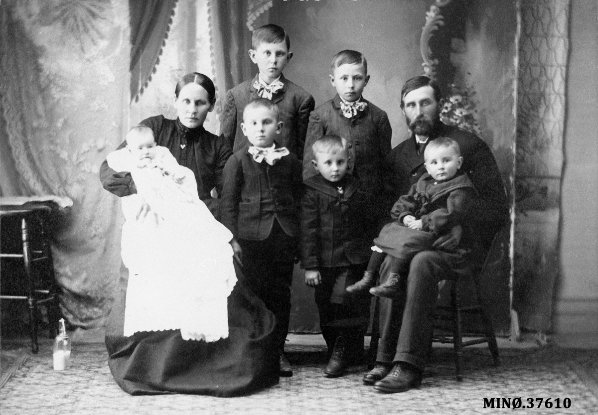 Ukjent, Portrett av stor familie