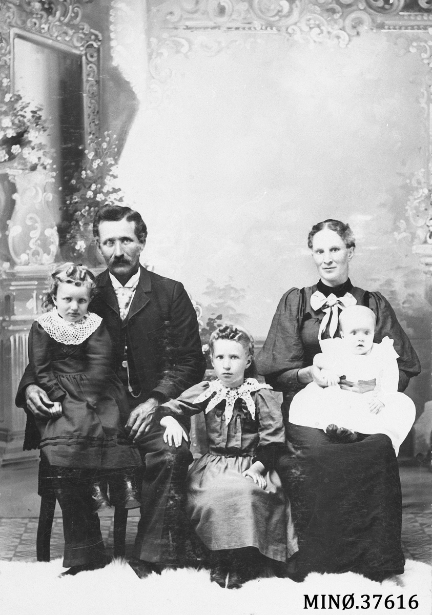 Ukjent, Portrett av familie