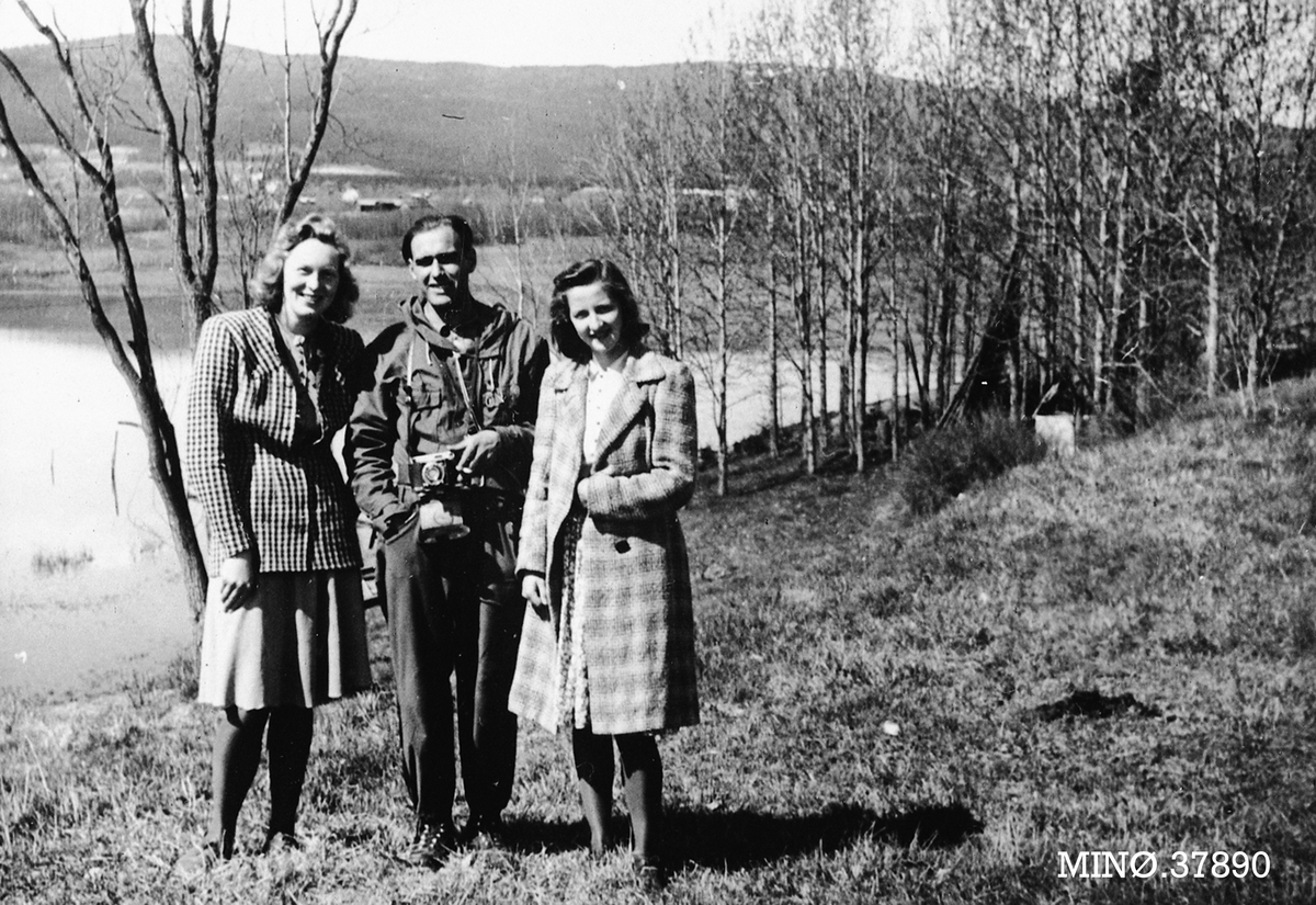 Oddvar Dobloug, To sivilister med ukjente navn med Milorgjeger Thorsrud.