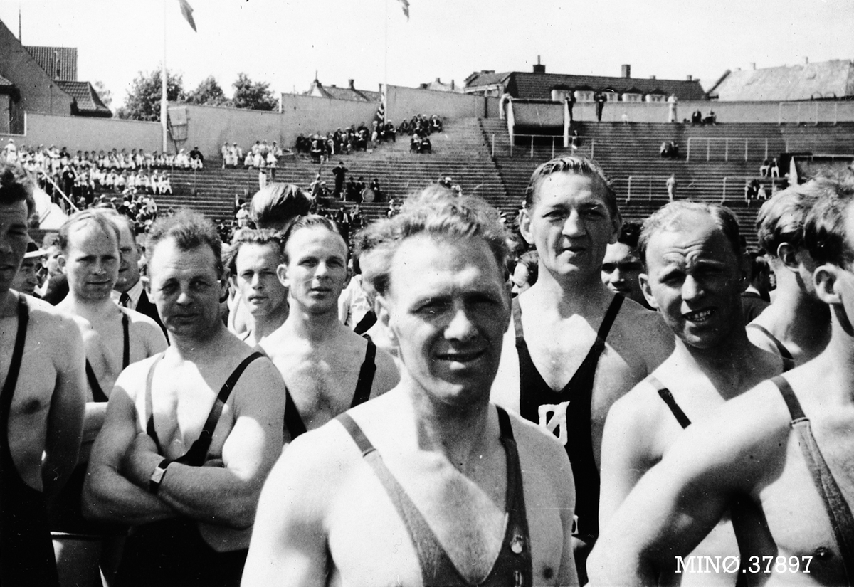 Oddvar Dobloug, Idrettsmønstring på Bislett