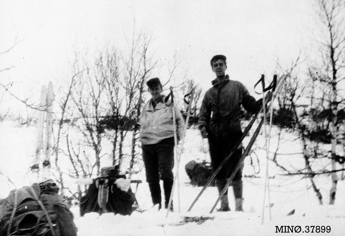 Oddvar Dobloug, To menn med skiutstyr