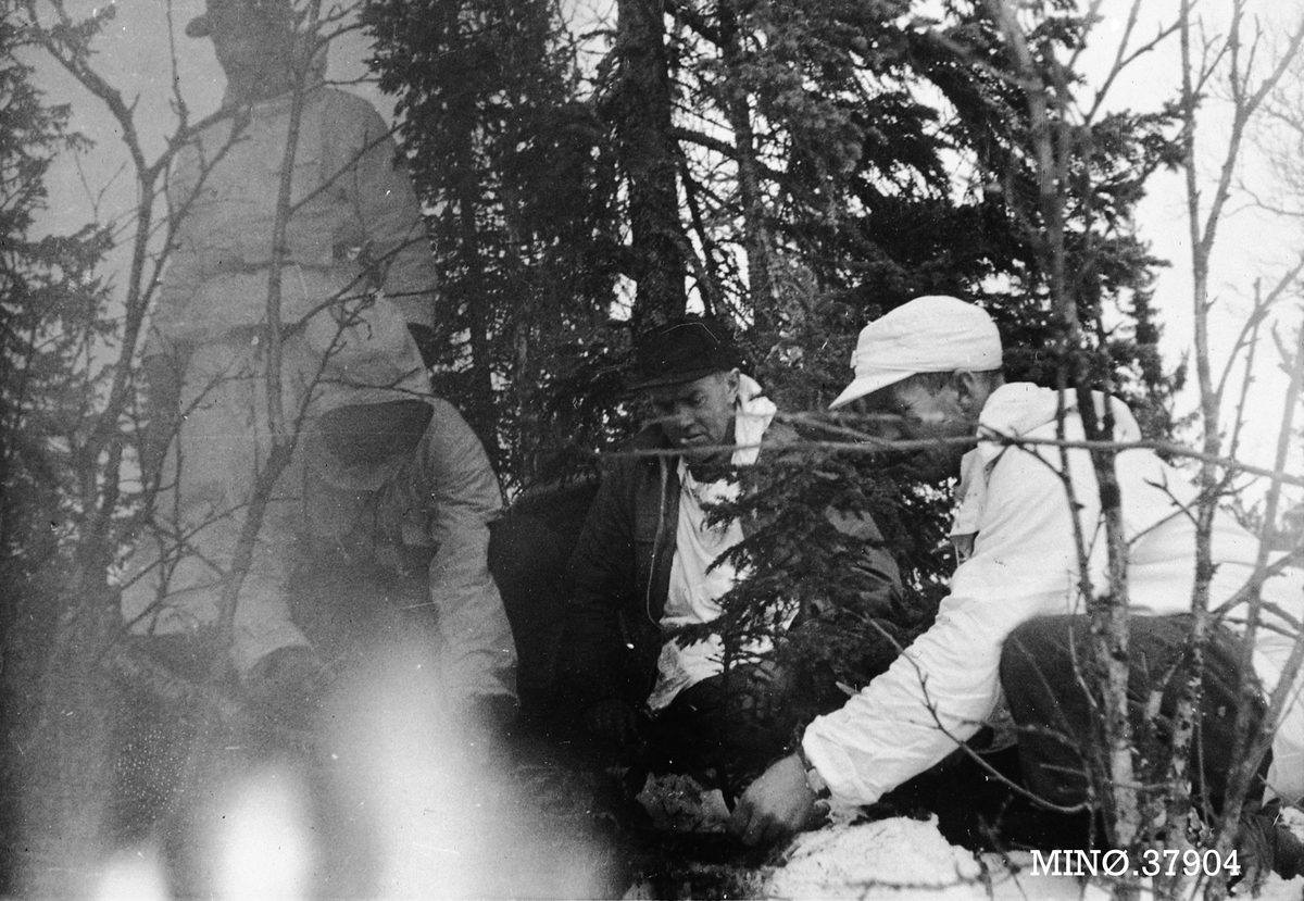 Oddvar Dobloug, Fire menn ved bål i skogen.