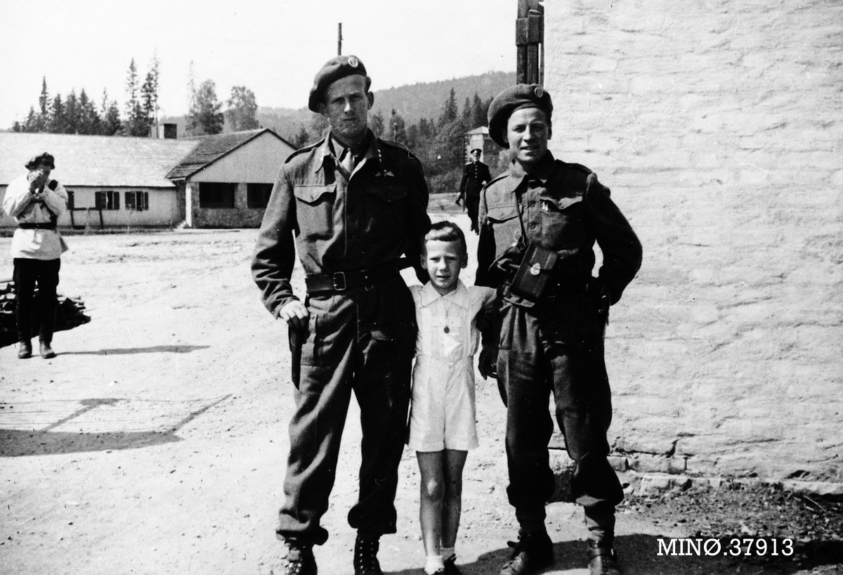 Oddvar Dobloug, Soldater og gutt. F.v.: Oddvar Dobloug, Ola Øvergaard Erichsen og Rolf Øvergaard.