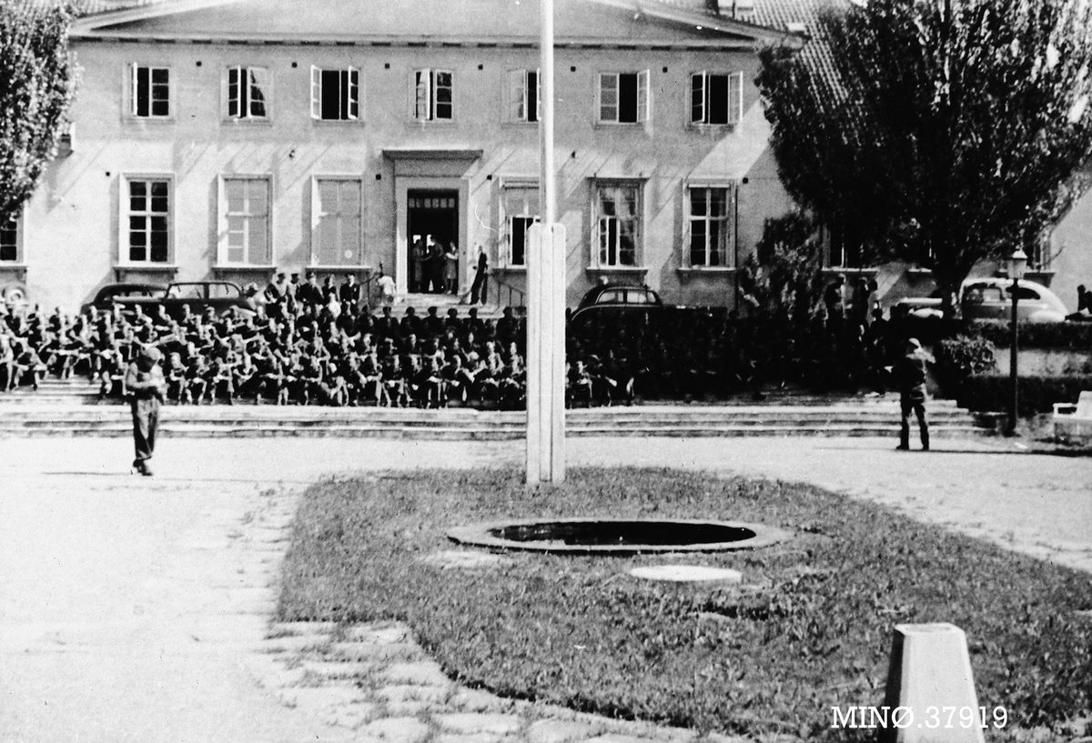Oddvar Dobloug, Soldater foran stor bygning