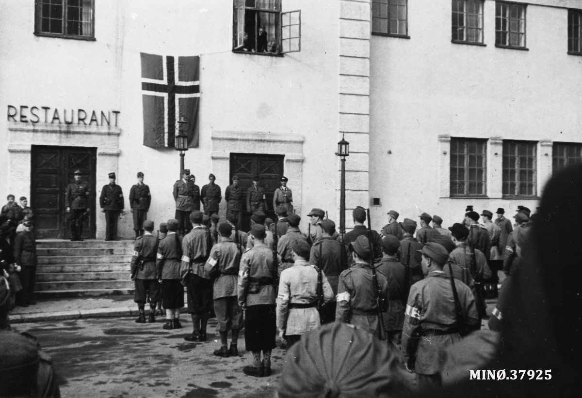 Oddvar Dobloug, Soldater foran stor bygning