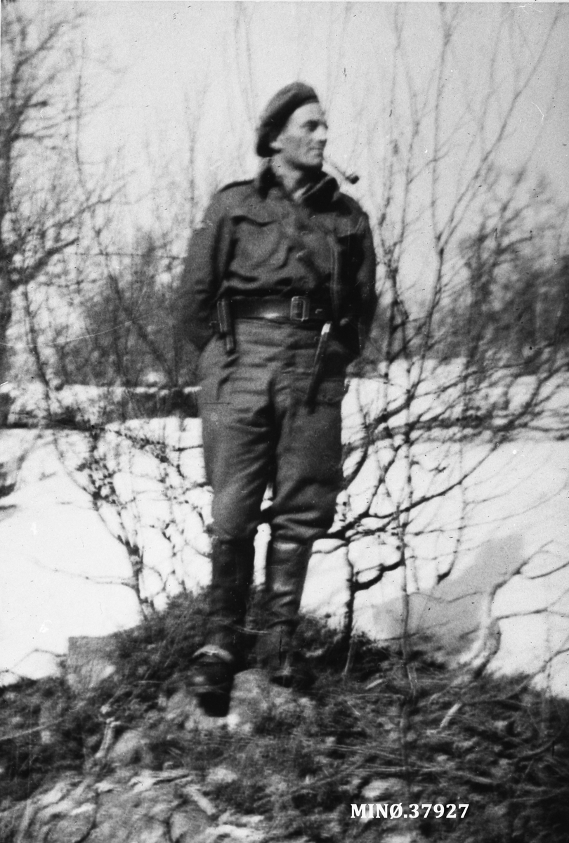 Oddvar Dobloug, Hans "Kyllingen" Storhaug med pipe.