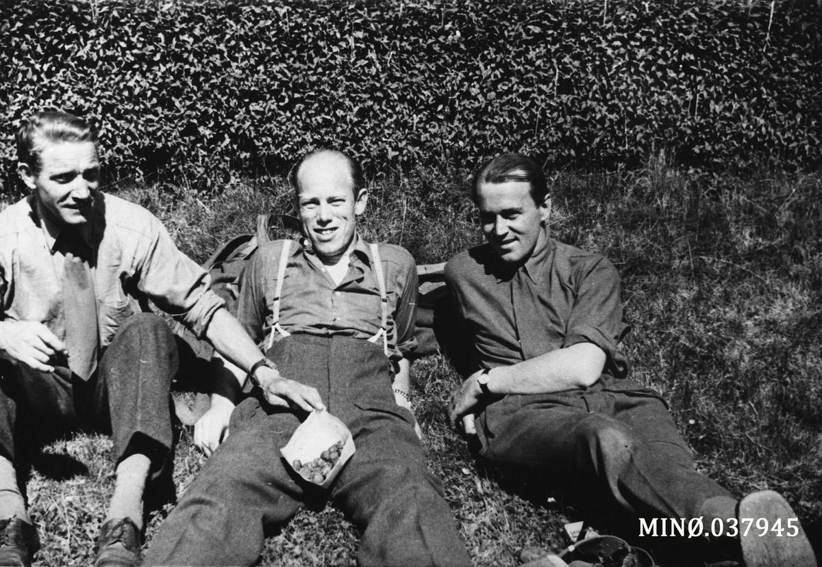 Oddvar Dobloug, Tre menn sitter i graset