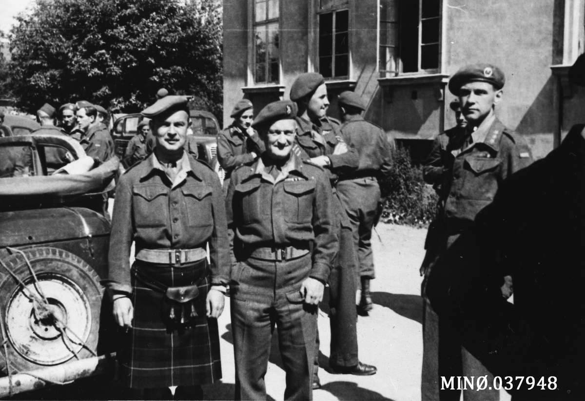 Oddvar Dobloug, F.v.: Brigadier Thorne, Colonel J. S. Wilson og kaptein Carsten Anker Johnsen.