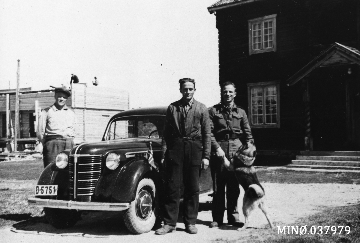 Oddvar Dobloug, Soldater m/hund ved bil