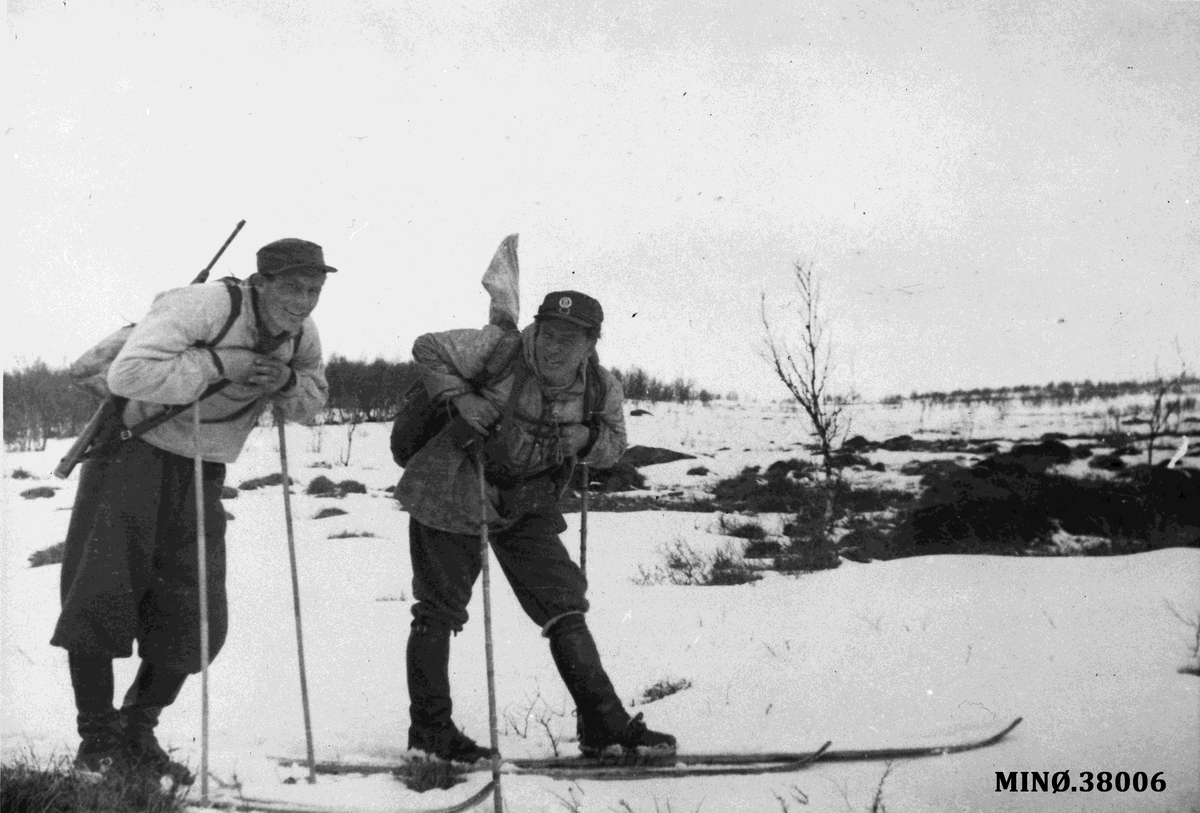 Oddvar Dobloug, Helge Nesset og Rolf Øvergaard ute på oppdrag.