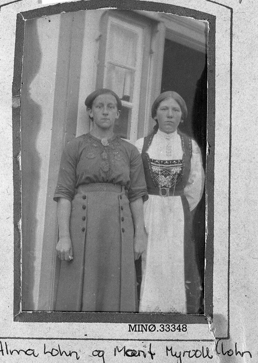 Ukjent, To unge damer - Alma Lohn og Marit Myrvoll Lohn