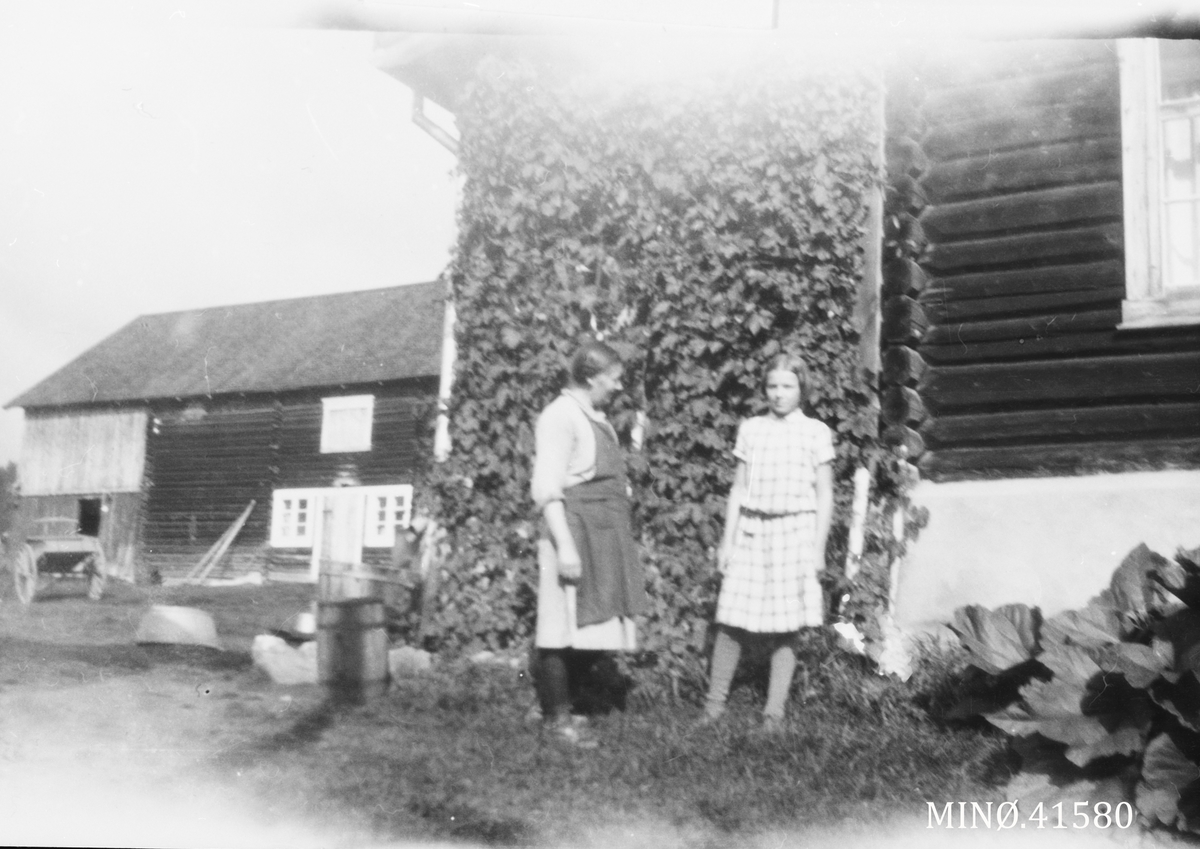 Ukjent, Kvinne og jente